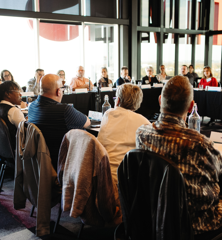 Les membres du Forum du CSBE, édition 2025-2028, sont à l'écoute lors des délibérations de la séance.