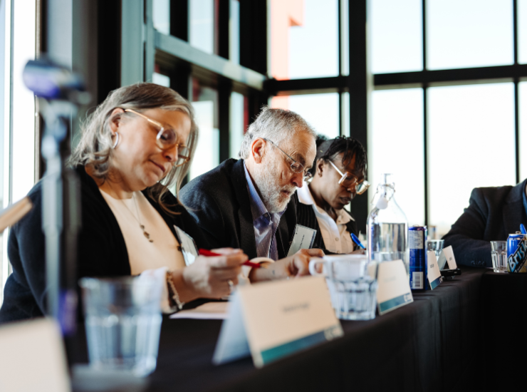 Les membres du Forum de consultation du CSBE, édition 2025-2028, sont en pleine réflexion pendant les délibérations, lors d'une séance.